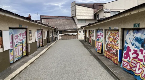 各お部屋の前にある駐車場（ガレージ）。横幕が上がっているお部屋が空室です