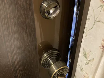 お部屋のドアの内側の鍵（サムターン）。鍵はお渡しせず、中からおかけいただきます