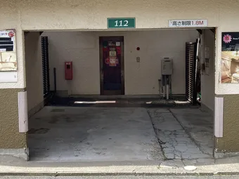 横幕（カーテン）が開いているガレージ＝空室のお部屋。そのまま停めてお入りいただけます