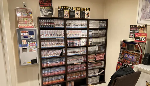 101号室にご用意したマンガ1,000冊の棚