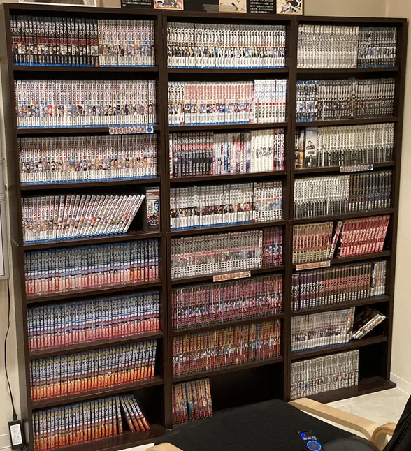 101号室の壁一面のマンガ棚（約1,000冊）｜ホテルシルフ 鳥取白兎海岸