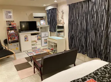 ホテルシルフ 101号室のテレビ・ソファ側