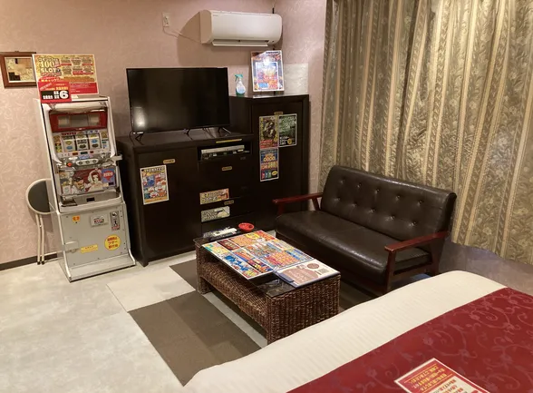 ホテルシルフ 103号室のテレビ・ソファ側
